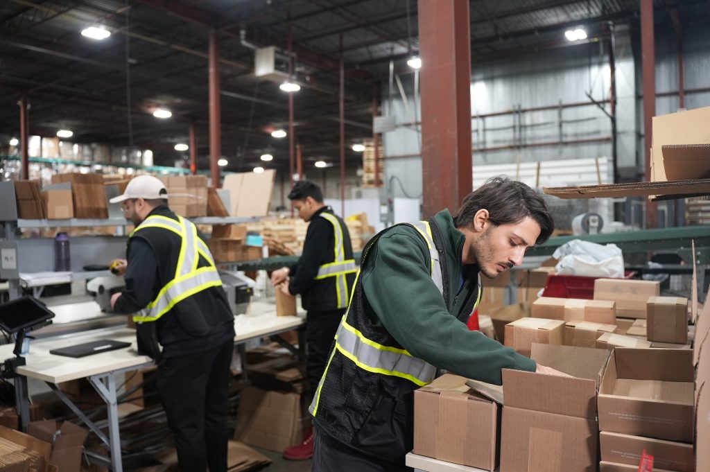 3PL Return Warehouse Guide for FBA & eCommerce Sellers 4 Inspecting and packing ecommerce returns professionally