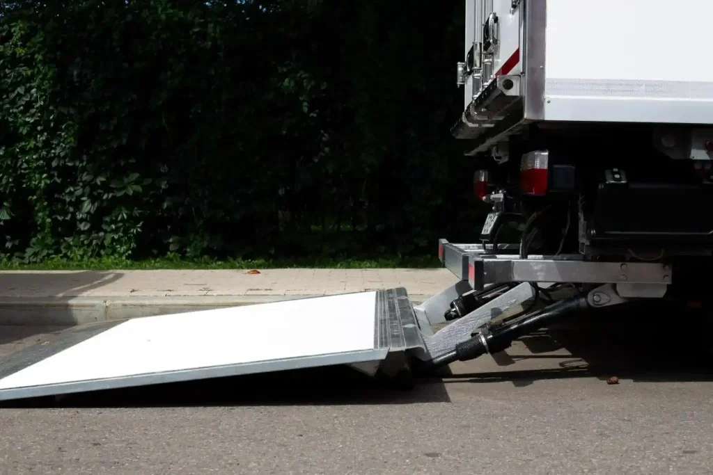 Liftgate Delivery for Amazon Sellers: When You Need It, What It Costs, and How to Avoid Unnecessary Fees 3 Truck liftgate for freight unloading